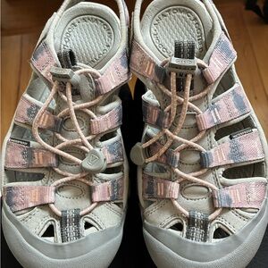 Keen Women's Newport H2 Pink and Gray Closed Toe Size 6.5